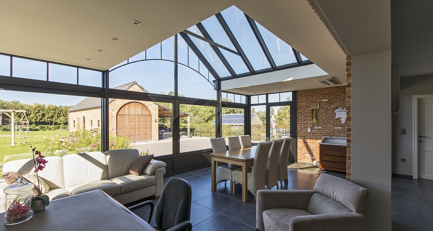 Een landelijke veranda vormt een mooi aansluitende structuur met de rest van je woning.